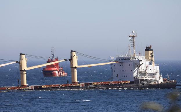 Gibraltar hunde el barco que estaba varado frente a su costa