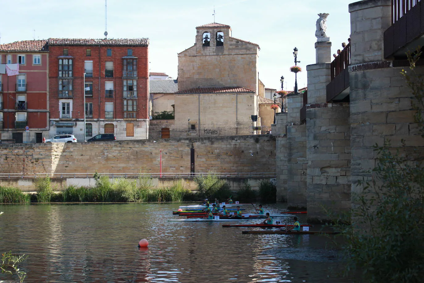 Miranda rema a favor del Ebro en la Primera Carrera Empresarial de Piraguas