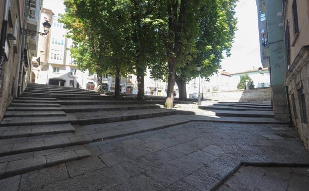 Plantean crear una rampa para superar las barreras arquitectónicas en la Plaza de los Castaños