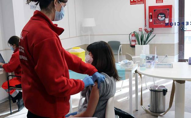 La vacuna antigripal y la de la covid llegarán en Burgos a unos 15.200 sanitarios