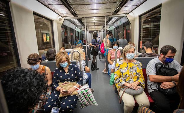 Varias autonomías y el transporte exigen el fin de las mascarillas en metros y autobuses