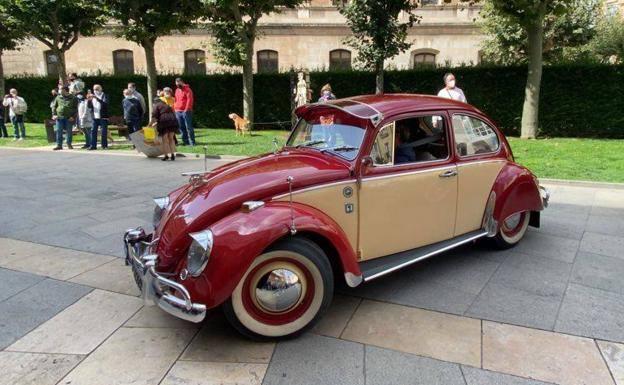 Paseos en coches históricos a favor de la Asociación Española Contra el Cáncer