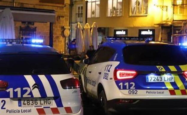 Provoca un altercado en un bar de Burgos, huye en bicicleta y agrede a un agente de policía