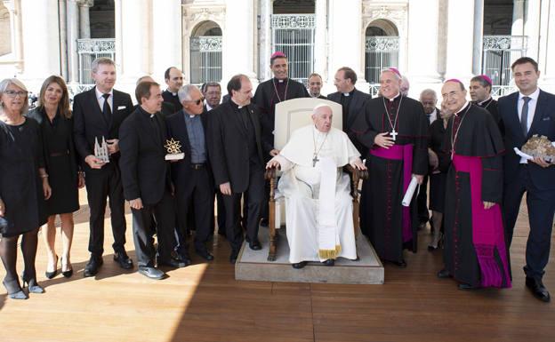 El papa Francisco recibe en la plaza de San Pedro a la Fundación VIII Centenario de la Catedral