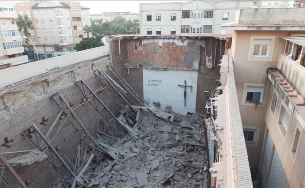 Cae el techo de la iglesia de un colegio antes de la entrada de los niños