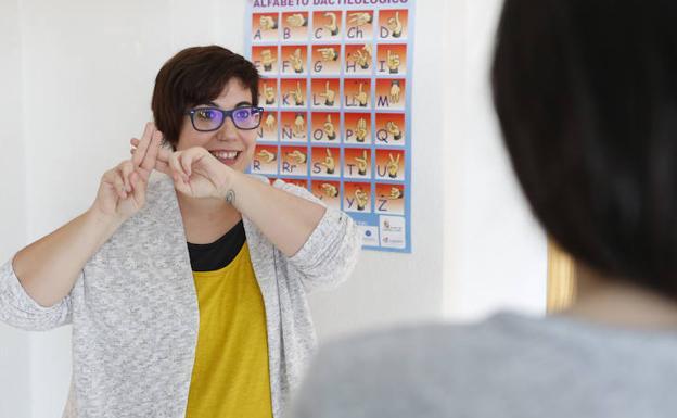 «La lengua de signos es la vía de acceso al mundo para las personas sordas»