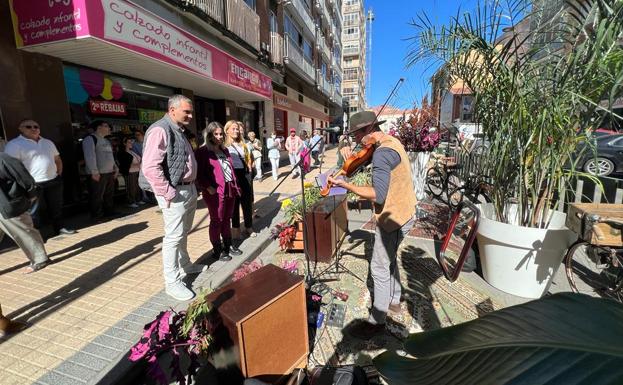 Música y bicicletas antiguas para celebrar el Día Sin Coches en Burgos