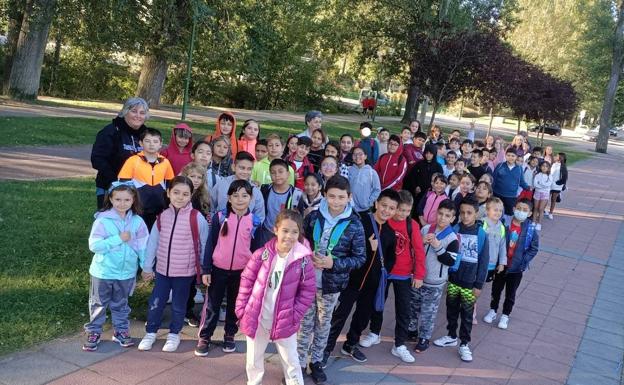 Alumnos del María Madre marchan por el Río Vena en el Día Sin Coches