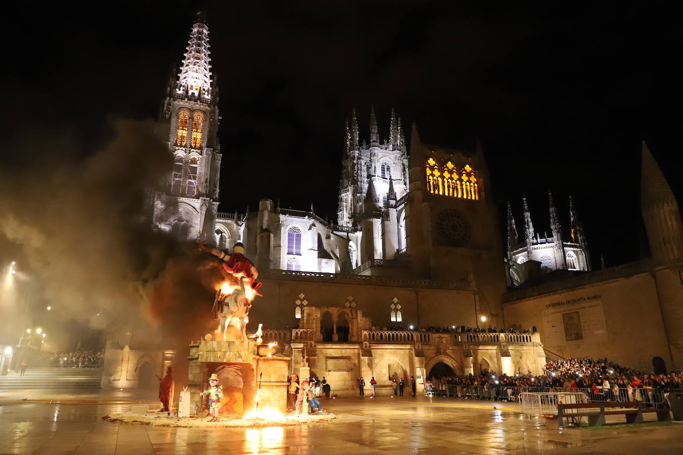 El Cid arde a los pies de la Catedral de Burgos