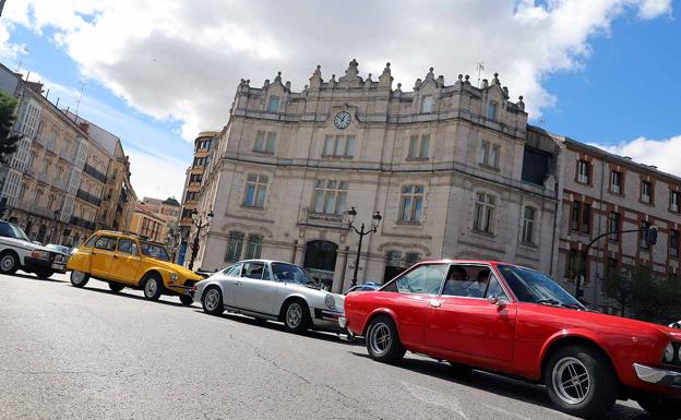 Los coches históricos recorren Burgos en favor de la lucha contra el cáncer