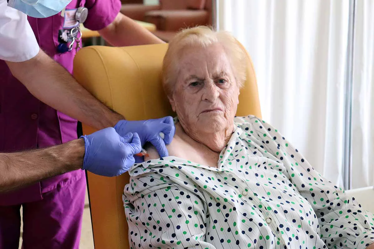 Las vacunas de la covid y la gripe llegan a las residencias de ancianos de Burgos