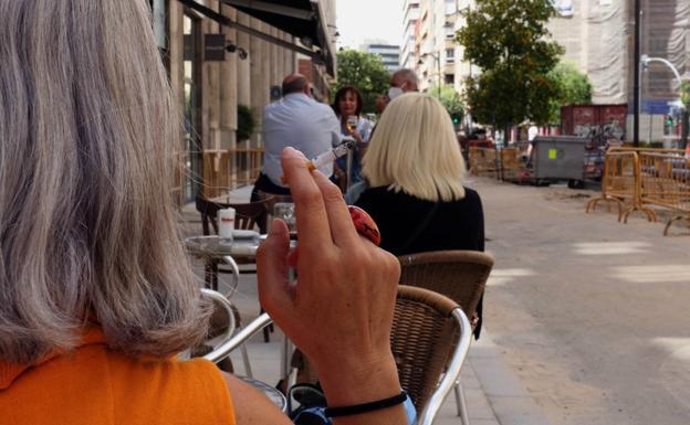 La Junta levanta la prohibición de fumar en las terrazas en Castilla y León