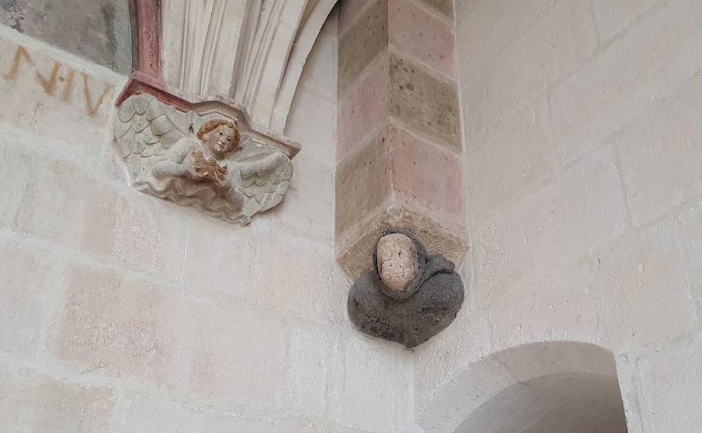 El misterioso vigía de rostro raspado del claustro alto de la Catedral