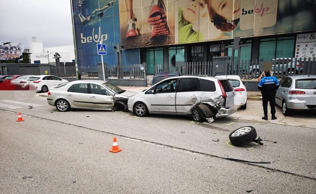 Herido un conductor tras colisionar con otro turismo en el polígono de Villalonquéjar