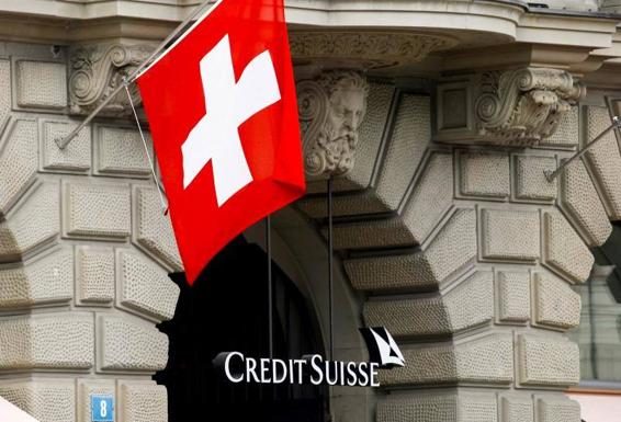 Credit Suisse, en la cuerda floja, amenaza con tambalear el sistema financiero