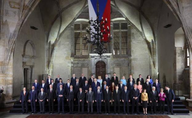 La primera reunión de la Comunidad Política Europea escenifica un frente común contra Putin