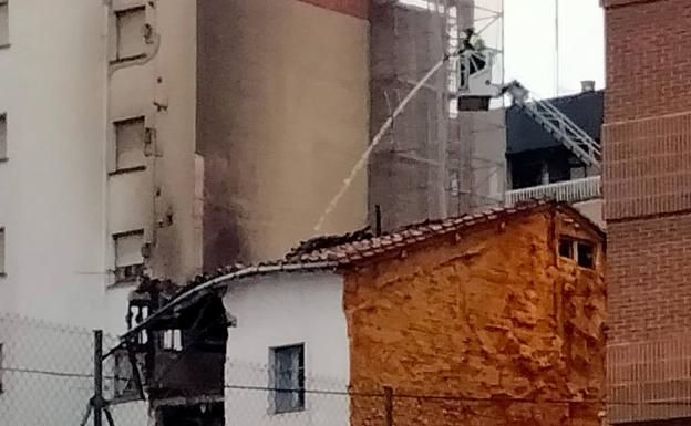 Se derrumba un edificio en Miranda después de un incendio durante la madrugada