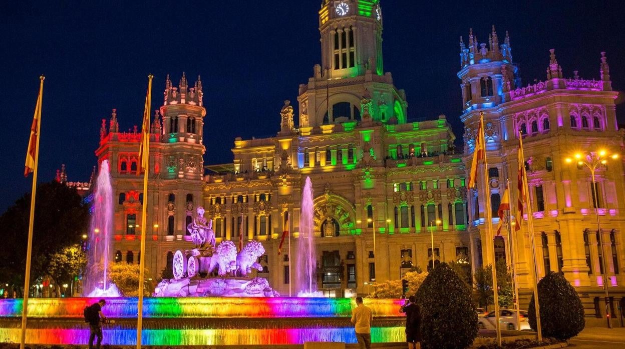 La Fiscalía no ve delito en la negativa de Madrid a ondear la bandera LGTBI