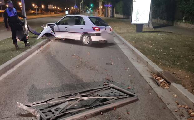 Una conductora novel duplica la tasa de alcoholemia y se lleva por delante una valla de seguridad