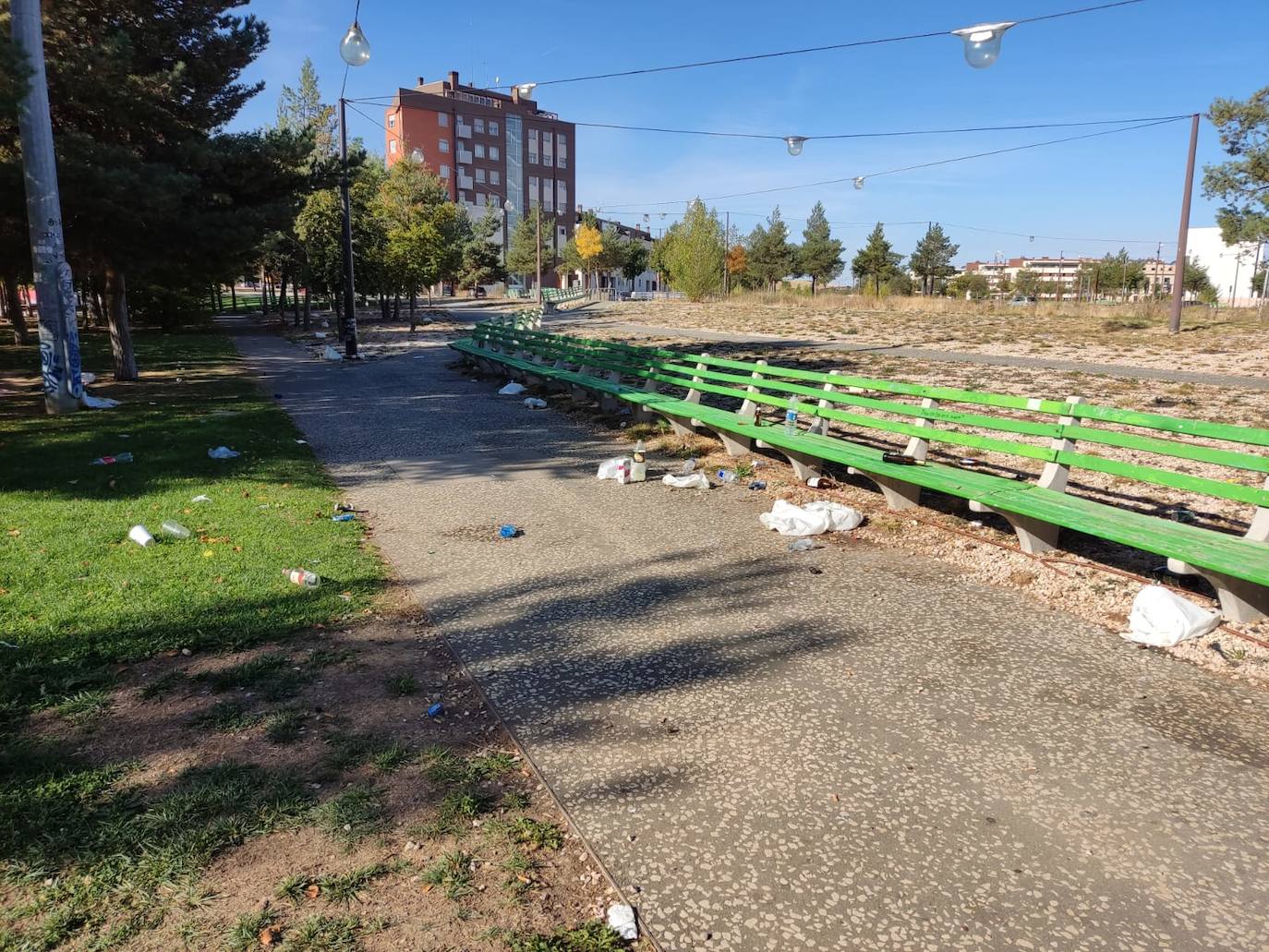 Los estragos del botellón en el parque del antiguo hangar de Burgos