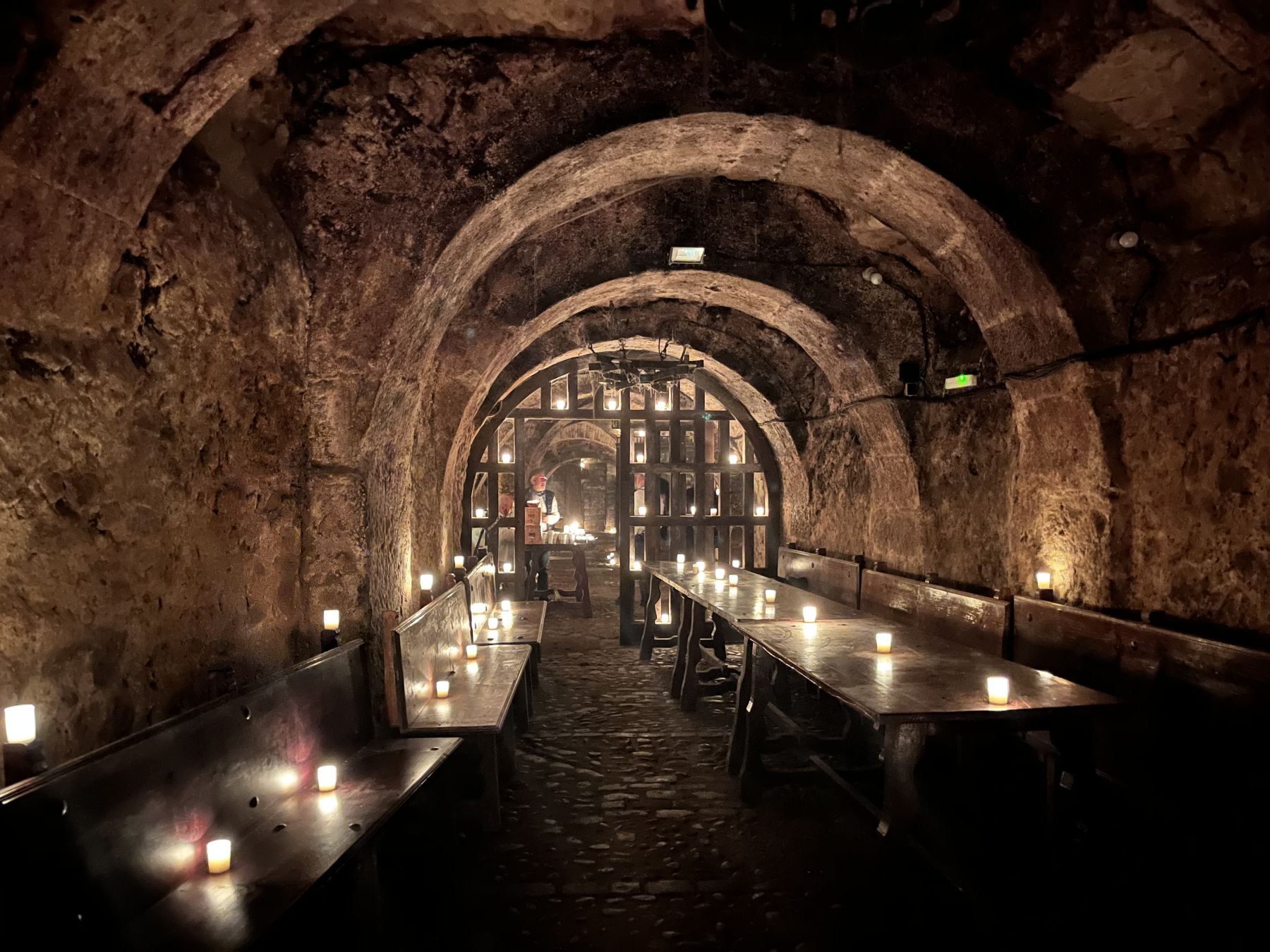 Las bodegas subterráneas de Aranda, a la luz de las velas.