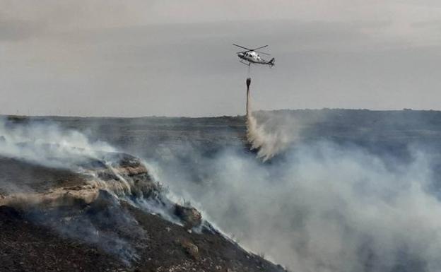 El incendio en Gredilla de Sedano asciende a Nivel 1 tras quemar más de 30 hectáreas de masa arbórea