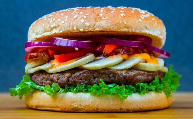 Sanidad retira una conocida hamburguesa del mercado al detectar salmonela