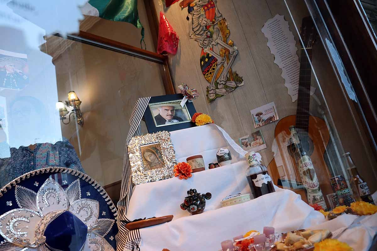 Un altar de muertos en el centro de Burgos acerca la cultural mexicana a la ciudad