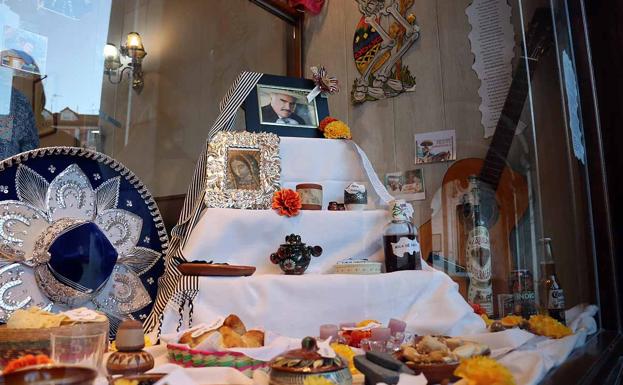 Un altar de muertos cortesía de mexicanos se instala en Burgos para acercar su cultura a la ciudad