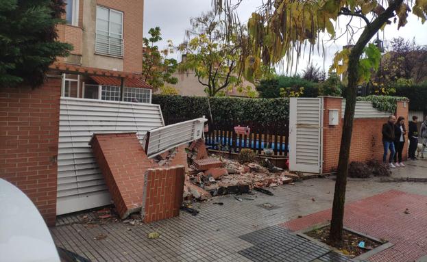 Se empotra contra una casa, destroza la fachada y se da a la fuga