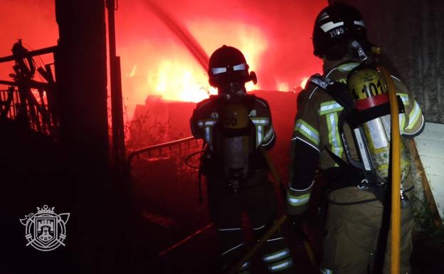 Los Bomberos apagan un incendio en un almacén de materiales en Burgos