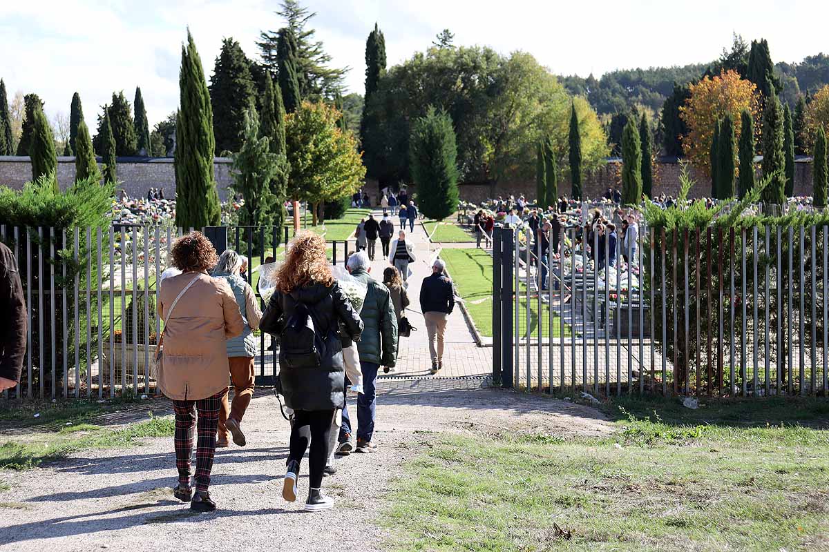 Los burgaleses llenan el cementerio para honrar a sus muertos