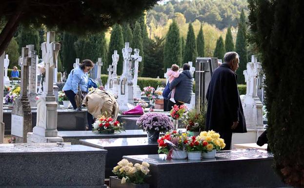 Todos los Santos multitudinario pero sin aglomeraciones en el cementerio de Burgos