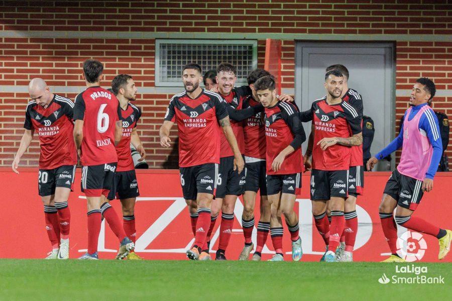 El Mirandés rompe la sequía de seis jornadas sin ganar con un golazo de Gelabert en su retorno a Anduva