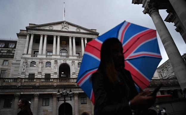 El Banco de Inglaterra eleva el tipo de interés al 3%, el mayor aumento en tres décadas