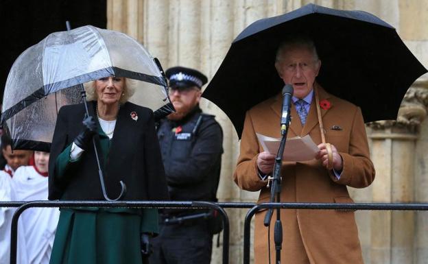 La Policía británica arresta a un hombre por lanzar huevos a Carlos III y a Camila