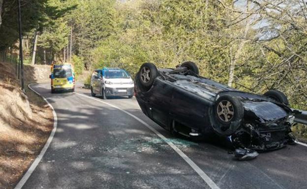 Herido un joven en un aparatoso accidente en la carretera del Castillo