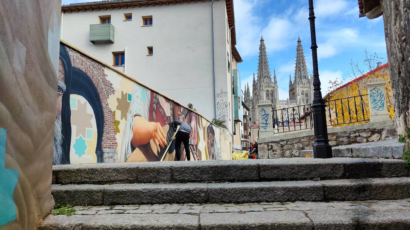 Últimos retoques en el mural del Callejón de las Brujas