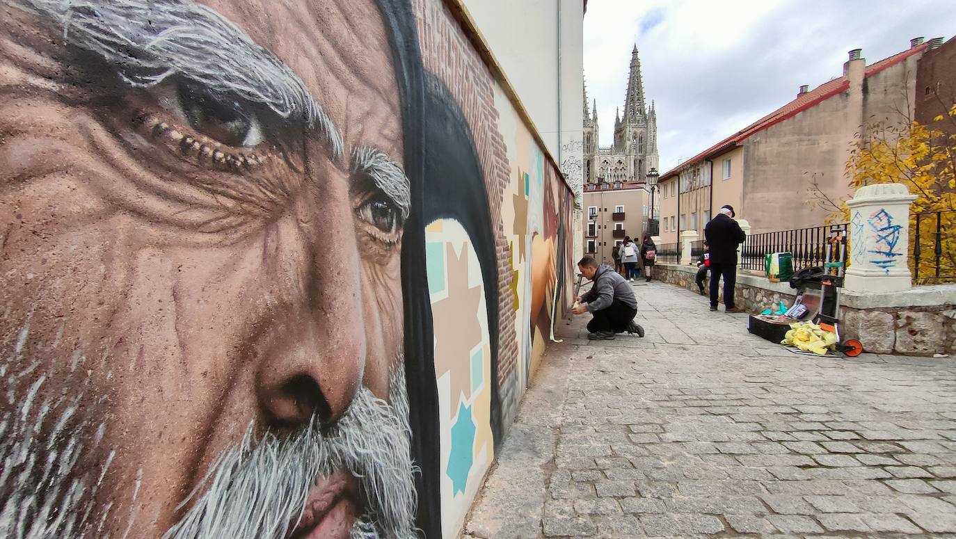 El mural del Callejón de las Brujas de Burgos, a punto de finalizar