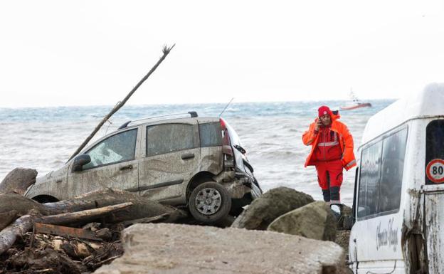 Un muerto y doce desaparecidos por un alud de lodo y piedras en la isla italiana de Isquia