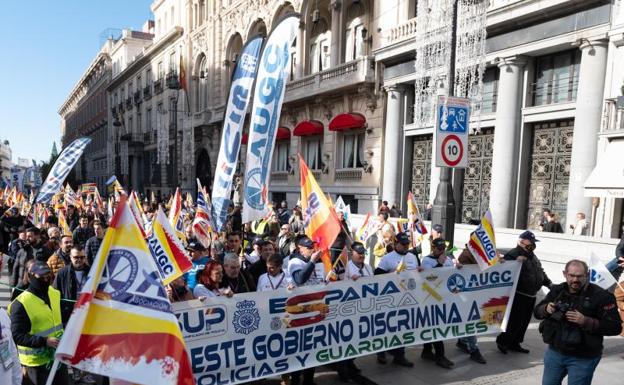 Policías y guardias civiles marchan frente al Congreso por 35 horas semanales y jubilación anticipada