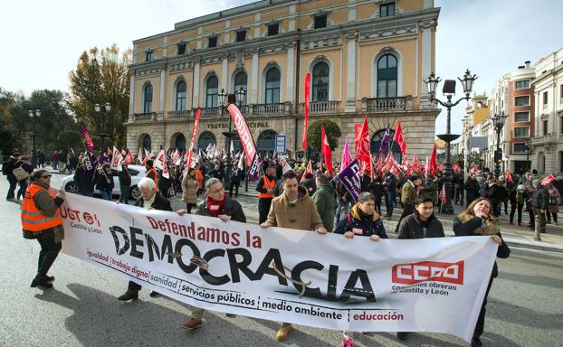 Cientos de burgaleses defienden los servicios públicos frente al Gobierno «involucionista» de PP y Vox