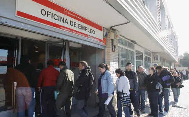 El crecimiento del empleo se frena en noviembre pero el paro cae en 33.512 personas