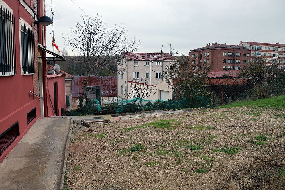 Quejas de los vecinos por el acceso impracticalbe de una calle de Burgos