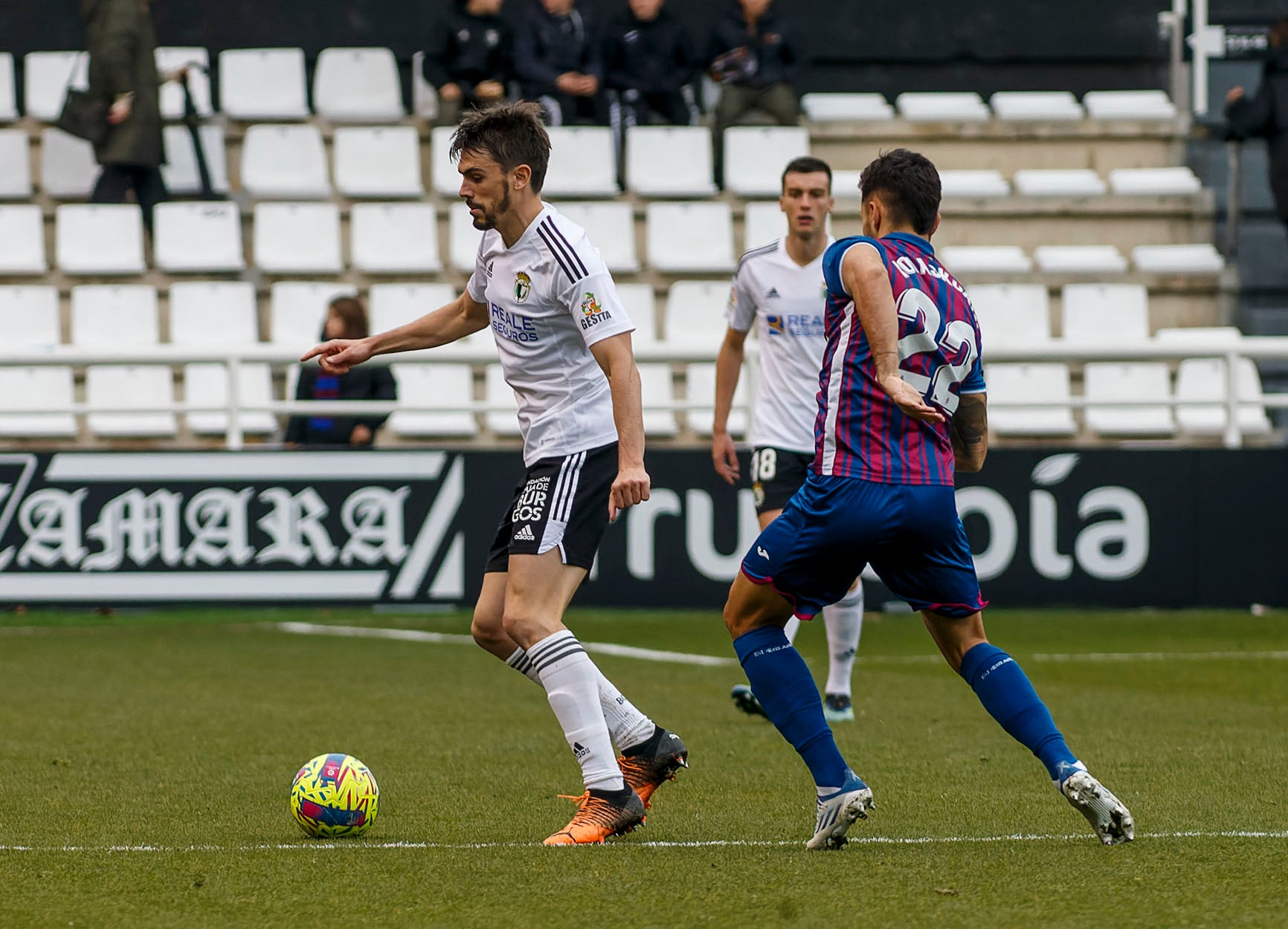 El Burgos CF no puede con el Eibar que remonta y le deja sin liderato