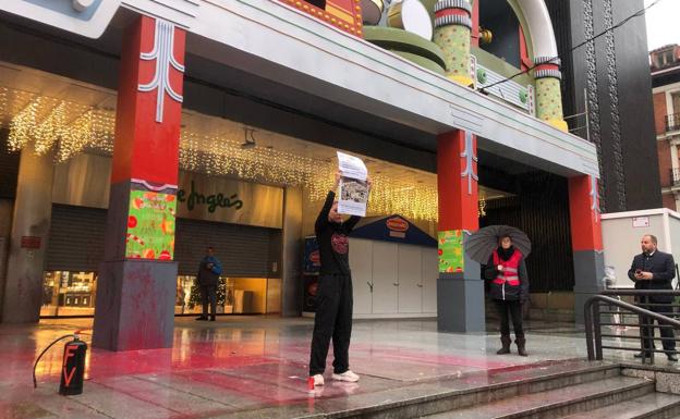 Activistas medioambientales atacan con pintura el Cortylandia de Madrid