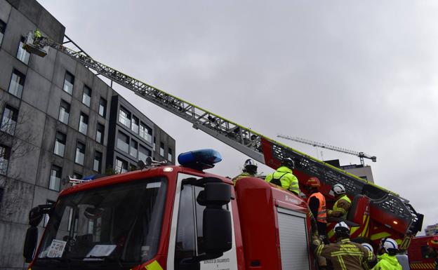 Los Bomberos recorren Burgos para practicar intervenciones en altura con la autoescala