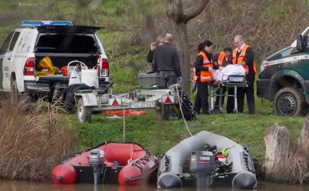 La Guardia Civil rescata uno de los cadáveres del ultraligero que se estrelló en el Duero