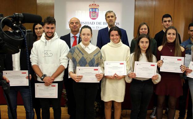 Banco Santander entregó las ayudas a los 15 estudiantes de nuevo ingreso con mejor expediente