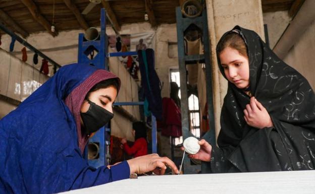 Los talibanes prohíben a las mujeres estudiar en las universidades afganas